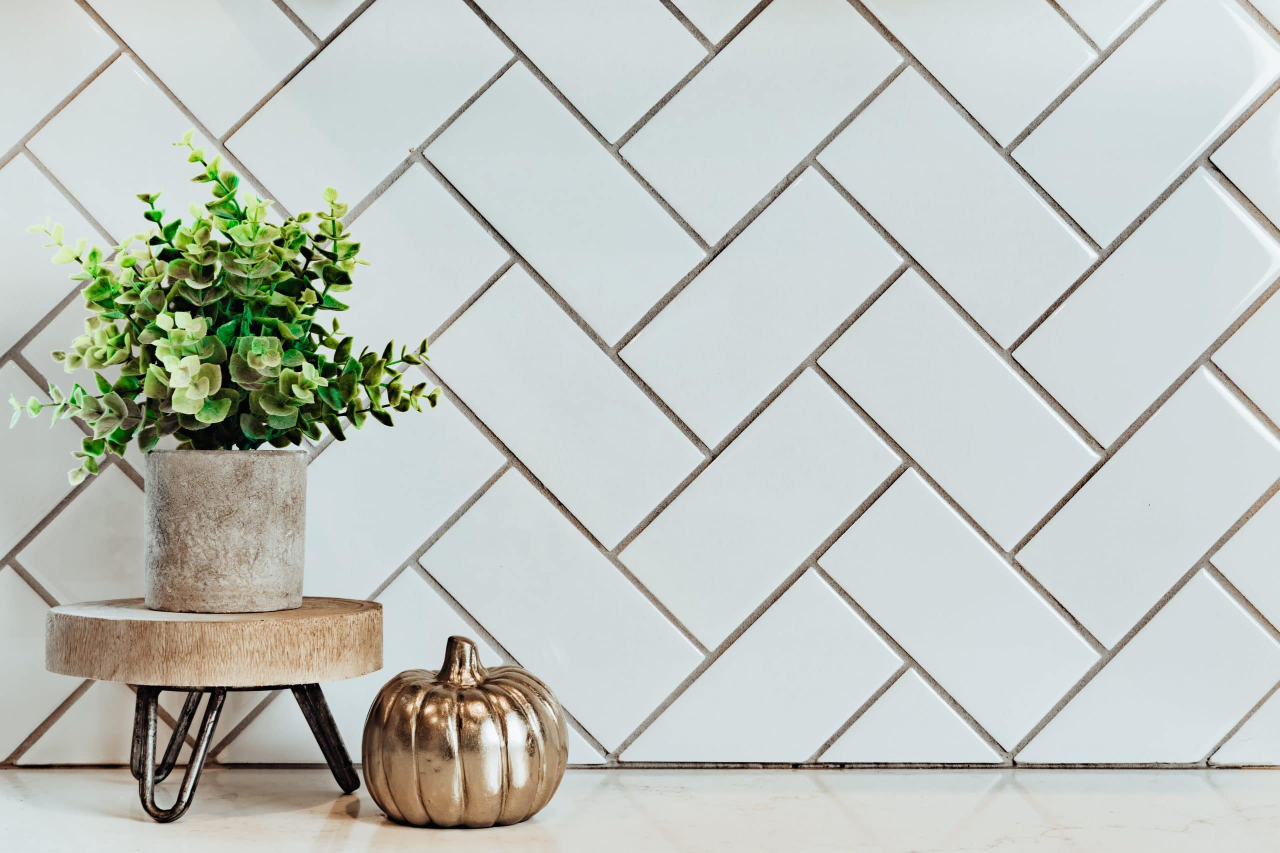 You are currently viewing How to Lay Herringbone Tiles (Best Tips and Patterns)